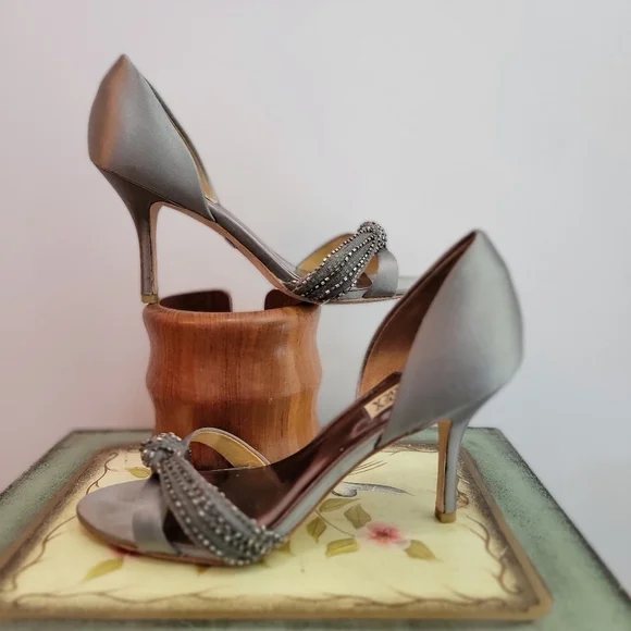 Badgley Mischka Satin and Bead Sandal Pump Size 7 1/2 - Picture 2 of 10